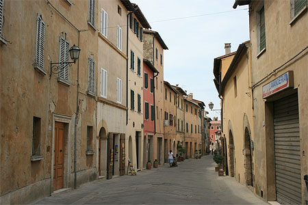 Rue d�serte de San Quirico d'Orcia