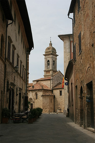 Rue qui m�ne � la coll�giale