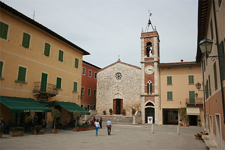 Une place � San Quirico d'Orcia