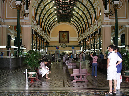 A la poste centrale d'Ho Chi Minh