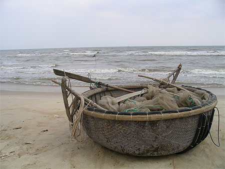 Fr�le esquif sur le littoral de la mer de Chine