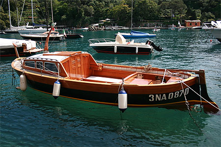 Beau bateau en bois