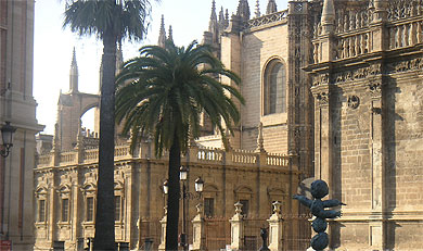 La cath�drale et les sculptures de Picasso