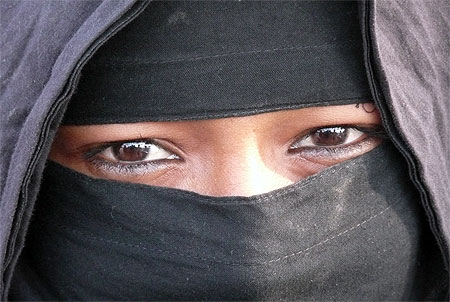 Sourire sous cape...