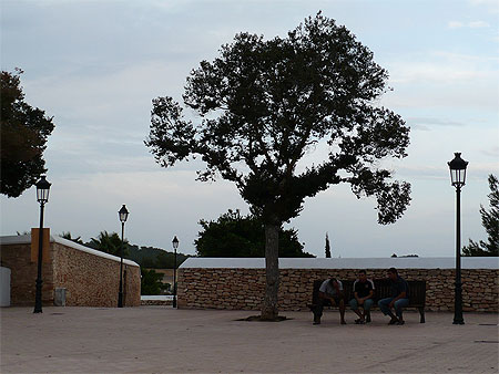 La place du village, en d�but de soir�e