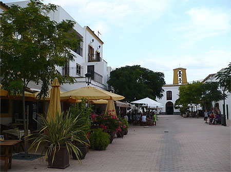 La rue centrale et l'�glise de Santa Gertrudis