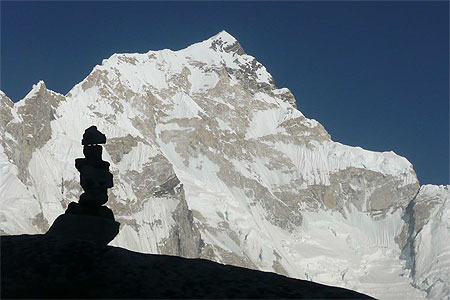 Le Nuptse monte la garde...