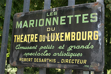 Vieille pancarte dans le jardin du Luxembourg