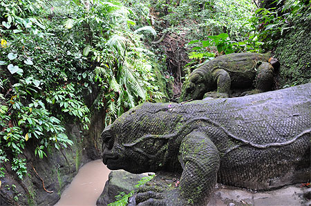Varans sculpt�s dans la roche � Ubud