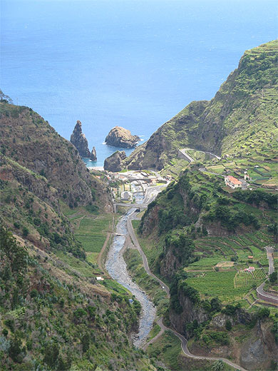 Vue depuis la levada de Ribeira da Janela