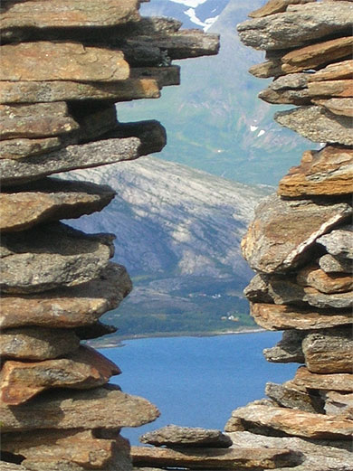 Double cairn