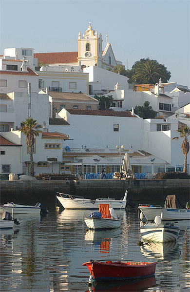 Ferragudo, barque et vue de la ville