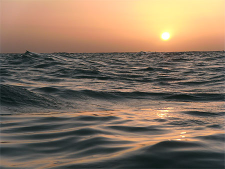Le soleil se couche au large