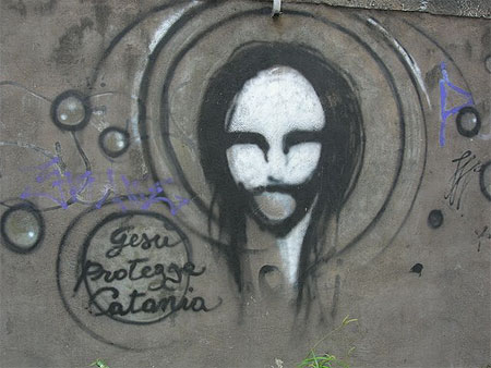 "Graffiti" sur un mur a Catane