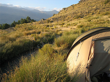Camping sauvage, perdu au milieu de la Sierra Nevada, Espagne