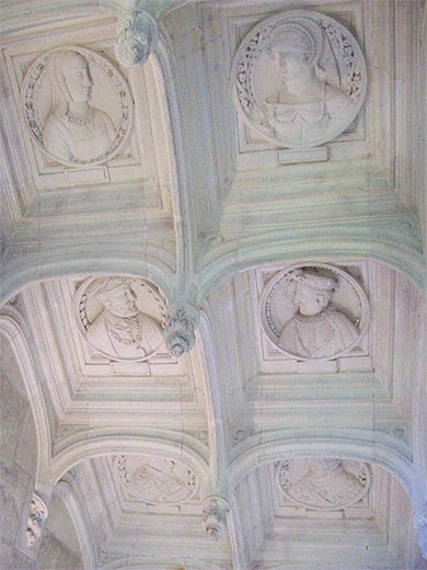 Escalier d'honneur : les m�daillons