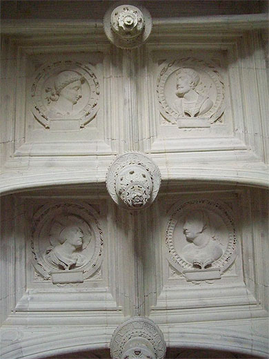Escalier d'honneur : m�daillons
