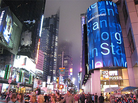 Times Square la t�te dans les nuages