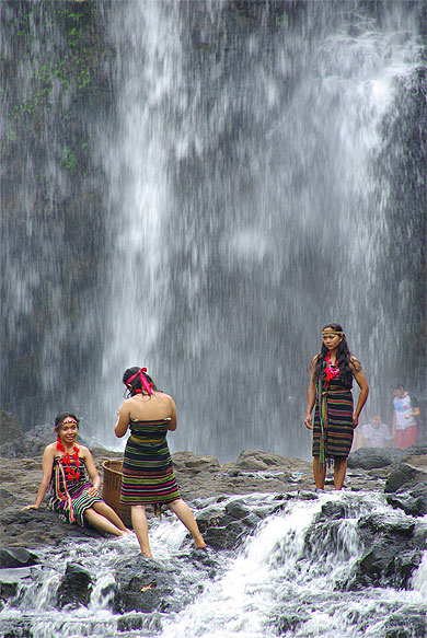 3 jeunes cambodgiennes � la cascade