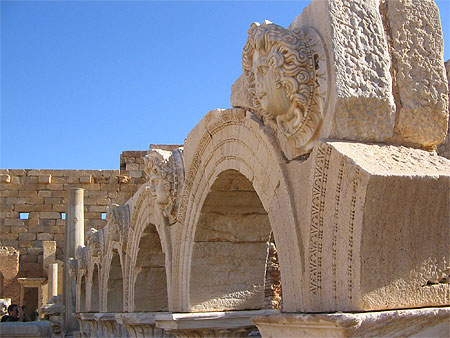Arcades orn�es de t�tes de m�duse