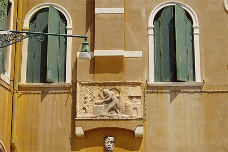 Maison jaune au forgeron vulcain?