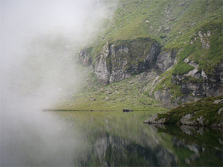 Lac Balea sous le brouillard