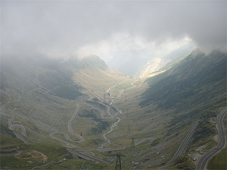 Transfagarasan - le soleil chasse le brouillard