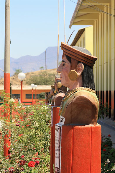 Jeux de statues en fa�ade d'une �cole