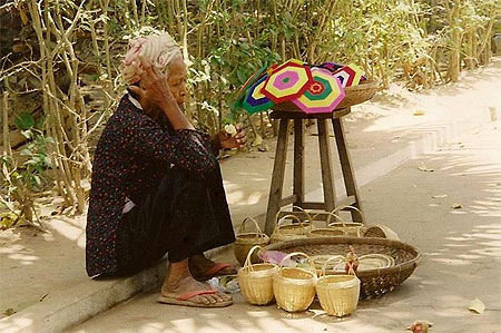 Attente devant la pagode