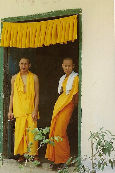 2 bonzes en jaune