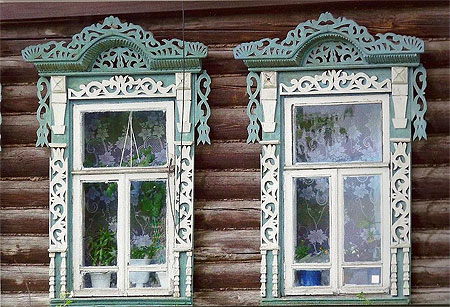 Fen�tres voil�es et dentelles de bois