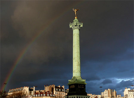 Arc en ciel f��rique sur la Bastille...