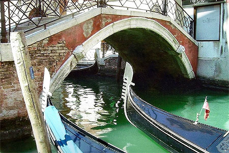 Duo de gondoles sans gondoliers