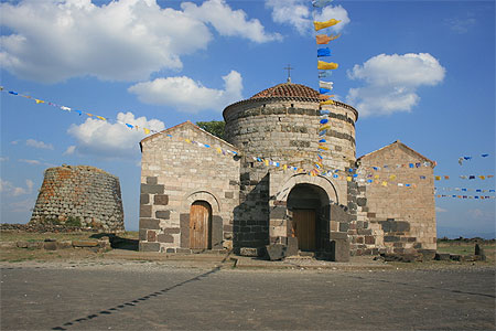 Nuraghe e chiesa di Santa Sabina