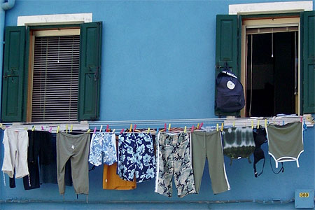 Petite lessive d'�t� sur maison bleue