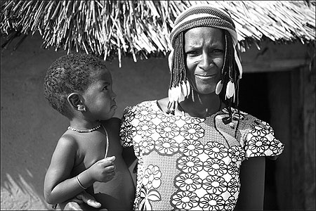 Jeune femme Peul � l'enfant