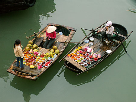 Vendeuses de fruits sur la baie d'Along