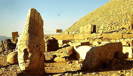 Divinit� bris�e, �trange mythologie de pierre