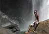 Enfant devant une cascade