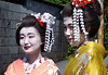 Deux maikos, apprenties-geishas, en balade