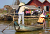Les femmes font leurs courses en pirogue 