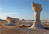 Sable et rochers d�corent le paysage entre Siwa et Farafra