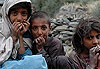 Jeunes enfants sur le bord d�un chemin