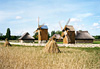 Moulins dans les champs