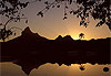 Le soleil se l�ve sur la Montagne du Rempart, � Tamarin