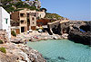 Minuscule port vierge avec crique sublime