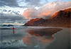 Surfeur sur la plage de Famara