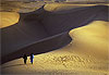 Nomades touaregs marchant dans les dunes