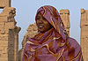 Jeune fille devant le temple de Soleb