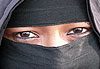 Sourire sous cape...